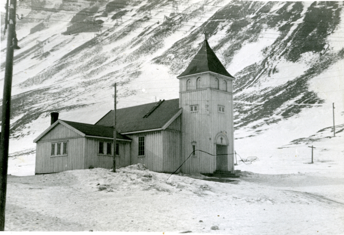 Vår Frelsers Kirke på Spitsbergen 1940/41.  Bilde fra albumet til Jens A. Bay, som bodde i Longyearbyen vinteren 1940/41. Kirken ble brent i 1943.
