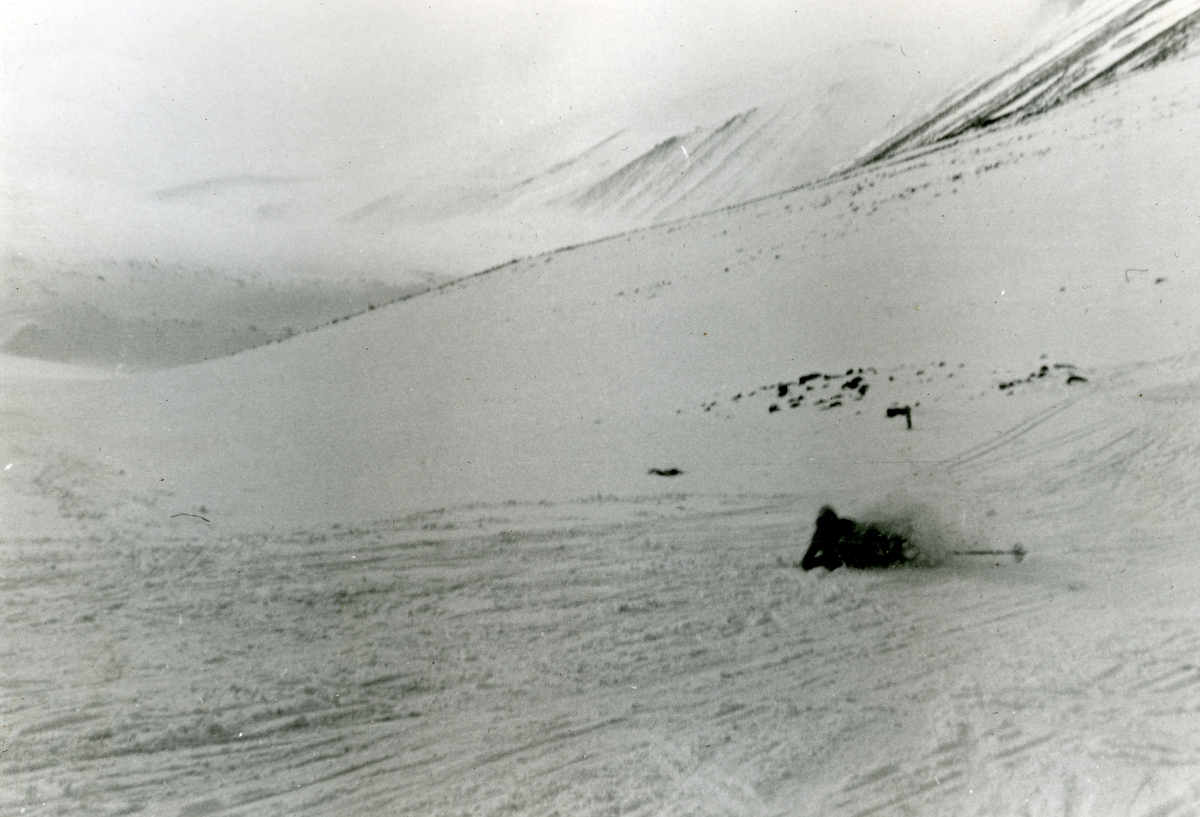 Skirenn i Longyearbyen vinteren 1941. Bilde fra albumet til Jens A. Bay, som arbeidet som gruvearbeider i Longyearbyen vinteren 1940/41.