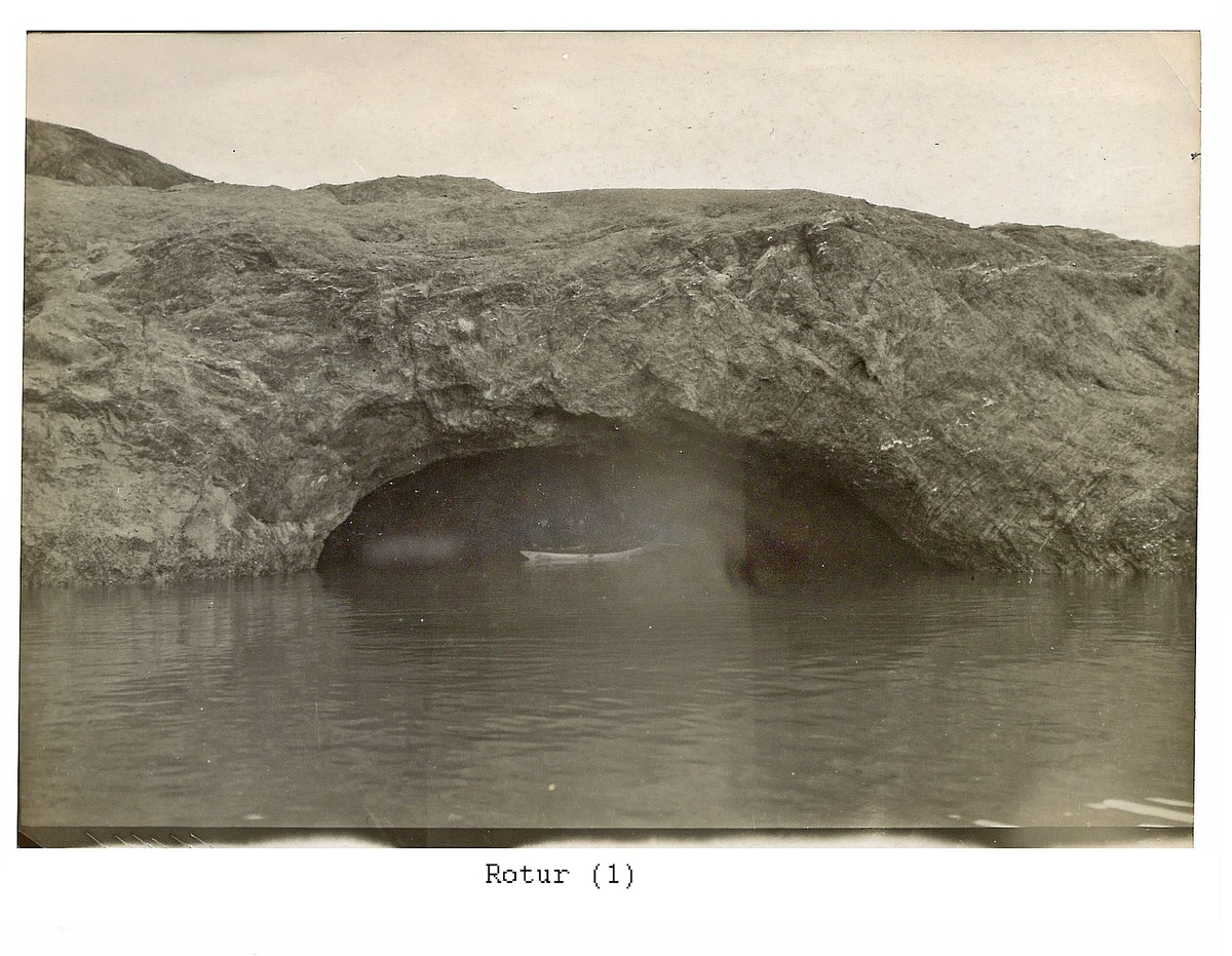 Alf Frantzens fotosamling: Robåt med folk ved Grotteveggen, Portalgrotta, Blomstrandhalvøya. 1912.