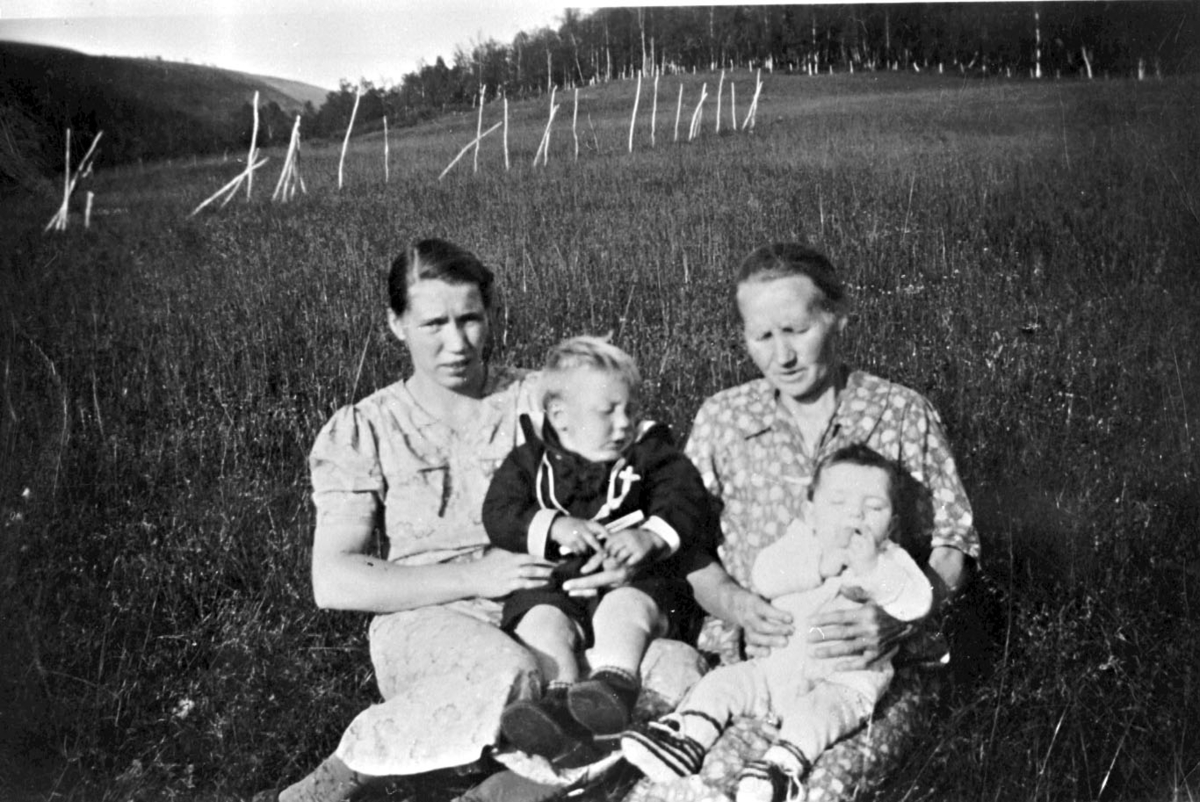 To damer med barn på Russenes, Balsfjord.