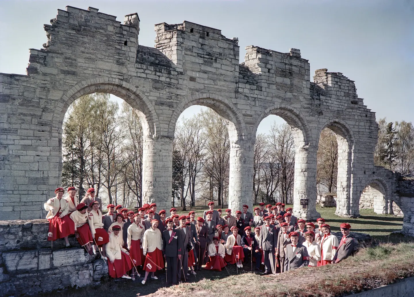 På bildet ser vi russ fra Hamar katedralskole samlet til russedåp tidlig på morgenen 17. mai 1954. Det ble servert en blanding av tran og sprit.
Foto: Normann Fotoatelier/Anno Domkirkeodden