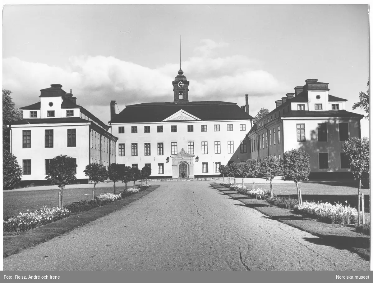 Uppland. Ulriksdals slott från 1640-talet, ritad av Hans Jacob Kristler i tysk-holländsk renässansstil.