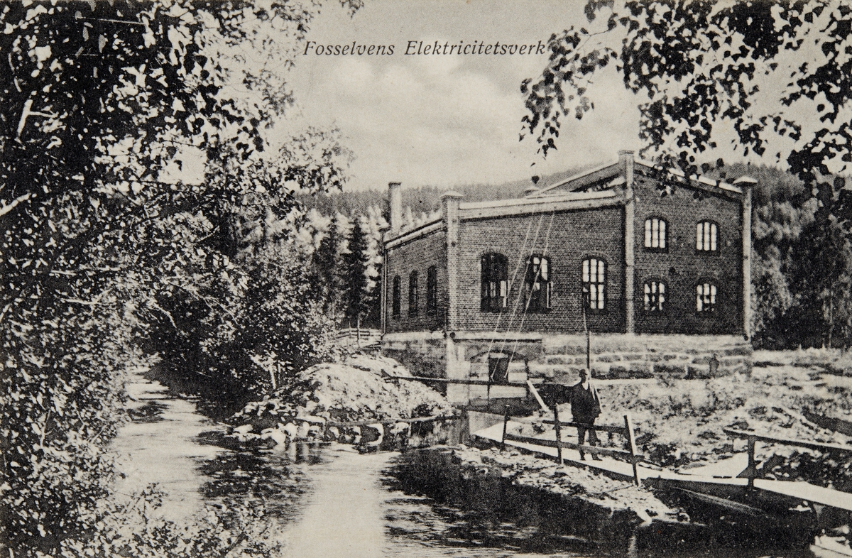 Postkort, Stange, Vallset, Fosselven elektrisitetsverk, oppført 1910-1911, rørgate fra Runefossdammen og Harasetdammen, Fosselva,