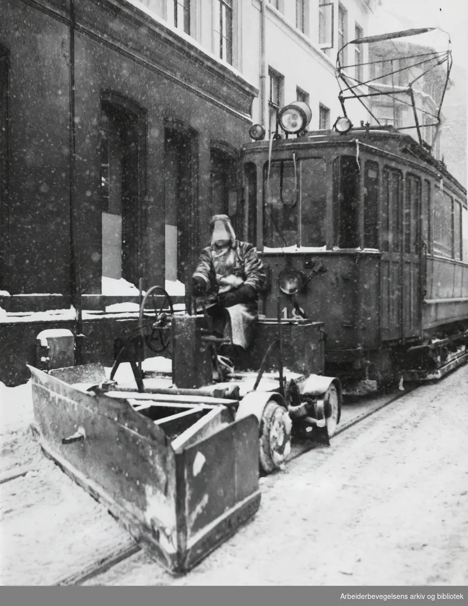 Voldsomt snøvær i Oslo. Trikk med snøplog. Februar 1954