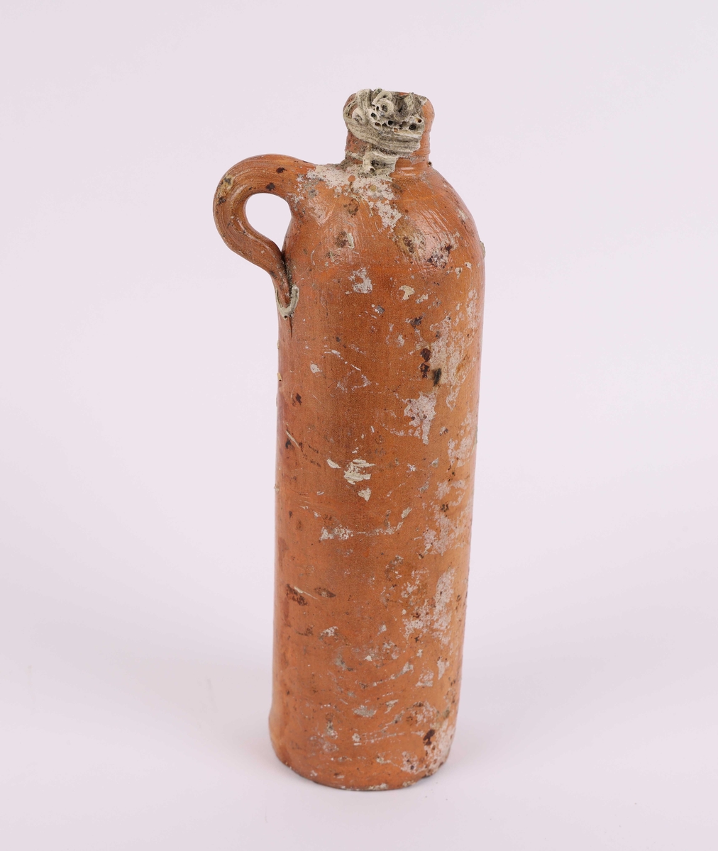 Beige seltersflaske i keramikk funnet ved Herdla, Askøy kommune.
