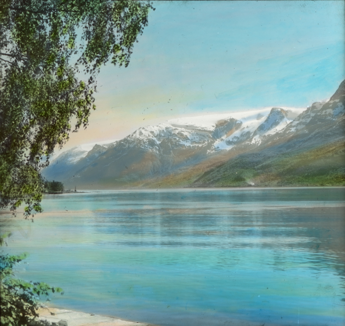 Håndkolorert dias. Utsyn over Hardangerfjorden. Del av Wilses serie kalt "Brudeferden". 