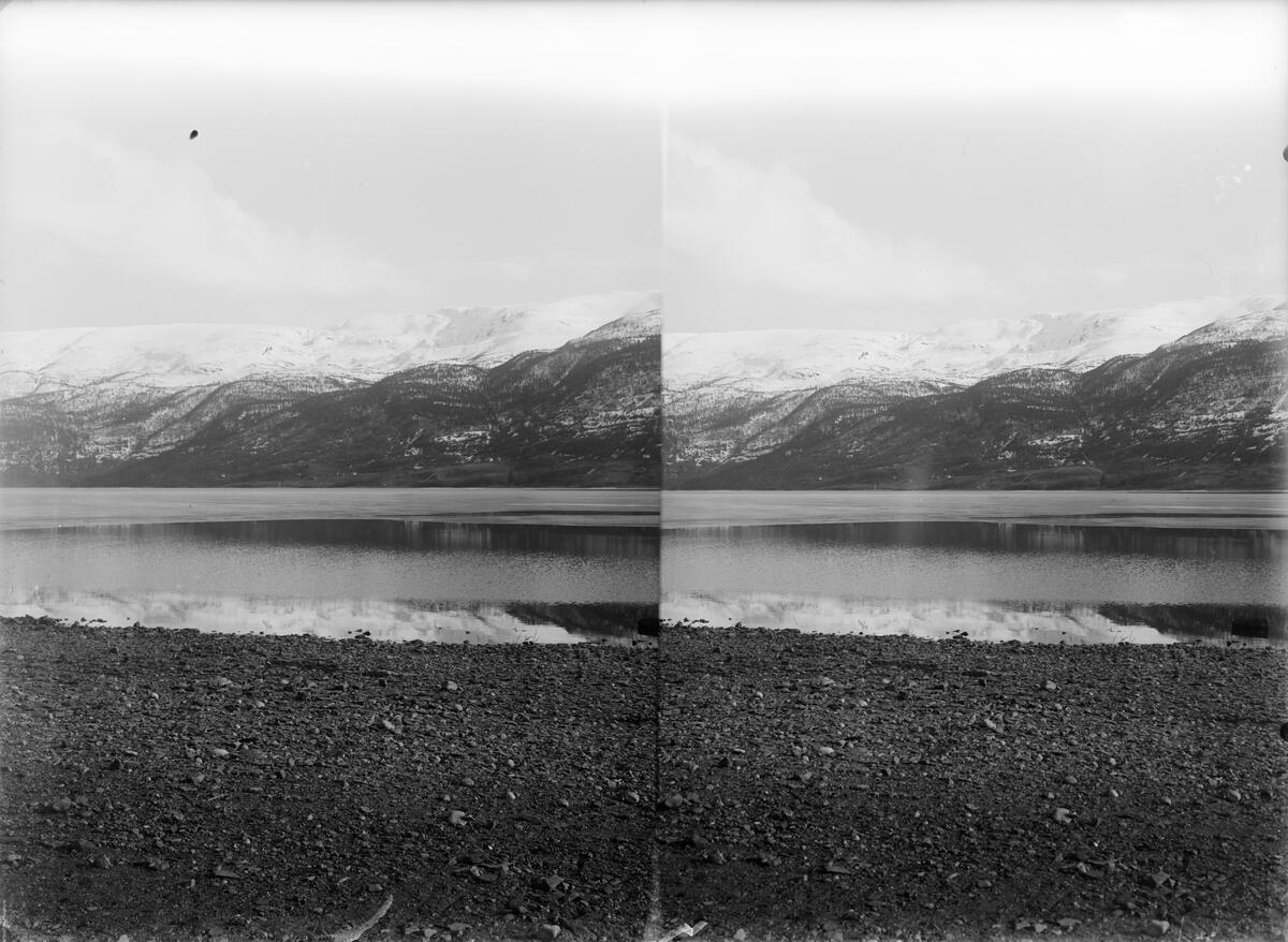 Stereofotografi. Utsyn over en innsjø i fjellet som kalles Vossevandet av Anders Beer Wilse.