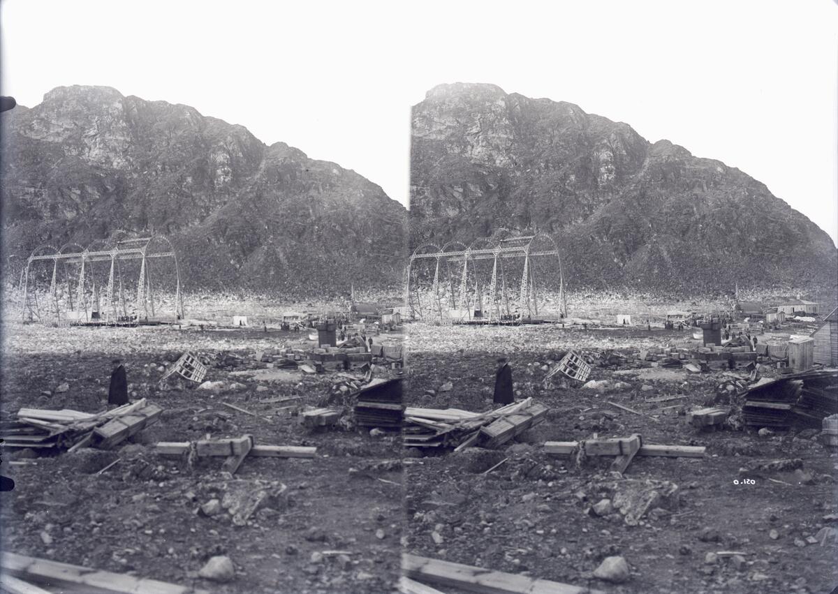 Stereofotografi. Utsyn over området på Danskeøya, der den amerikanske journalisten og oppdageren Walter Wellman hadde baser for sine forsøk på å nå polpunktet med luftskip mellom 1906 og 1909.