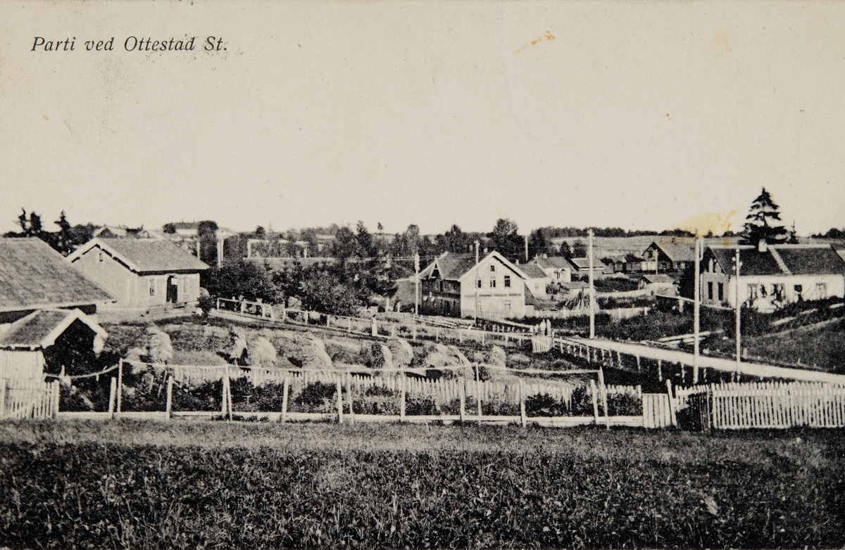 Postkort, Stange, parti ved Ottestad stasjon, villaer, boligbebyggelse, Hvervagutua, fra venstre: Dælinsbakken og Thune, i midten Meieriet, og til høyre Nordby, bak stasjonen til høyre,