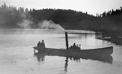 «Lerken» - en liten, antakelig dampdreven båt som ble brukt 