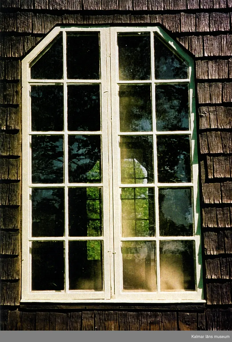 Foto som visar slipdamm mellan bågarna på ett fönster på Pelarne kyrka.