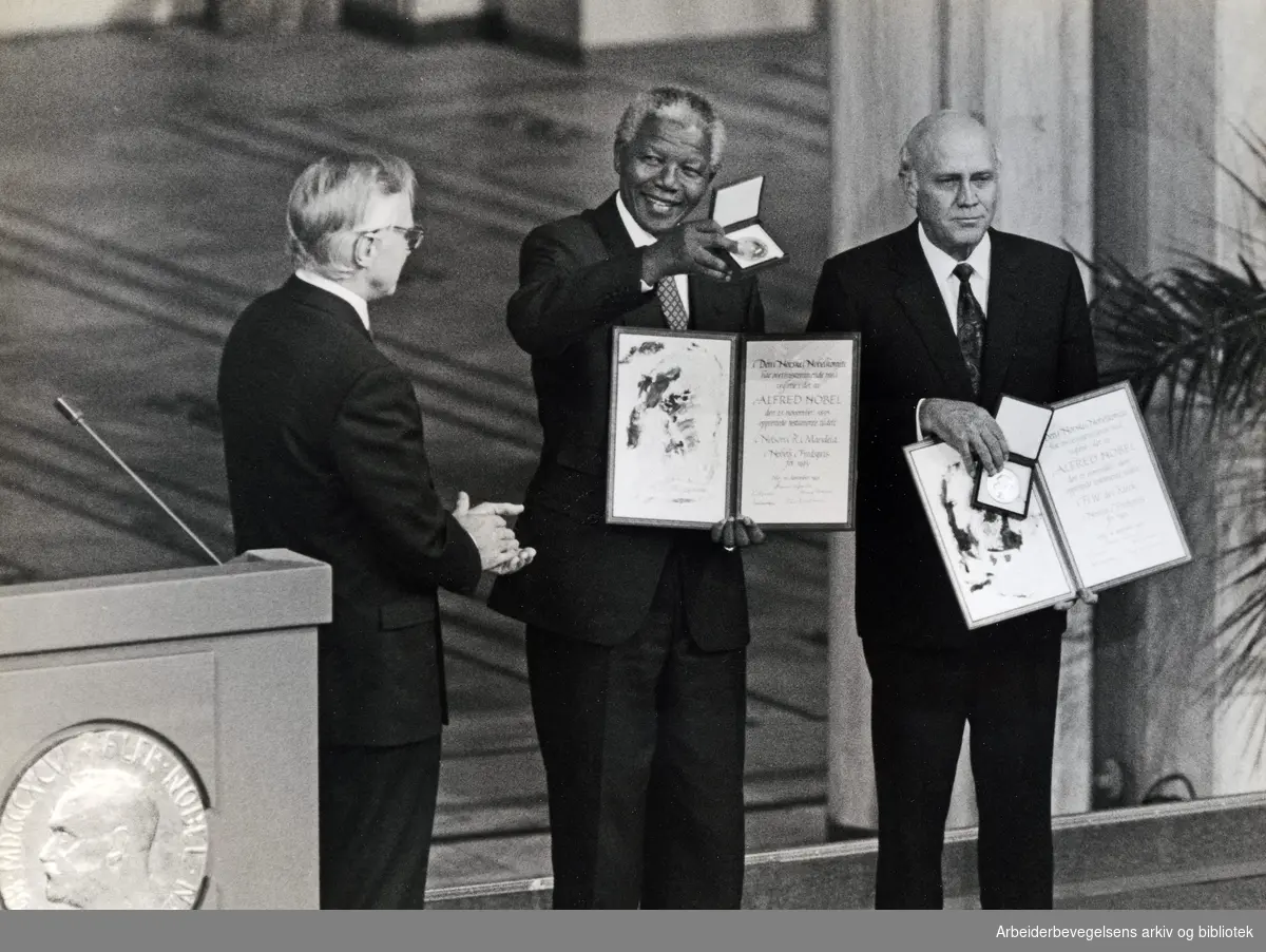 Nelson Mandela og F. W. de Klerk har fått Nobels fredspris av formannen i nobelkomiteen, Francis Sejersted (til venstre), desember 1993.