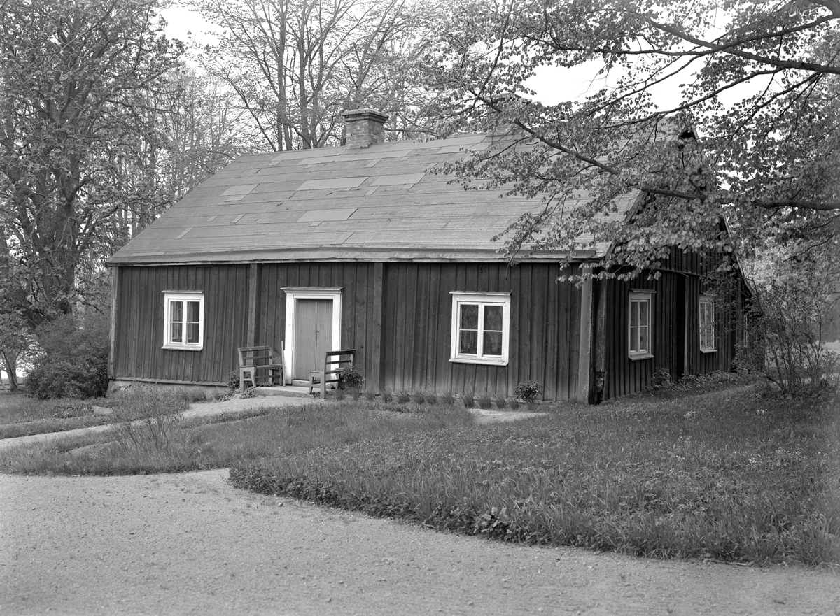 Gamla prästgården i Asby. Dokumenterad av bygdefotografen August Christian Hultgren 1921. Då hade den sedan länge fungerat som arrendatorbostad. Byggnaden kom ett tiotal år efter fototillfället att nedmonteras och flyttas till bygdegården i Tullerum.