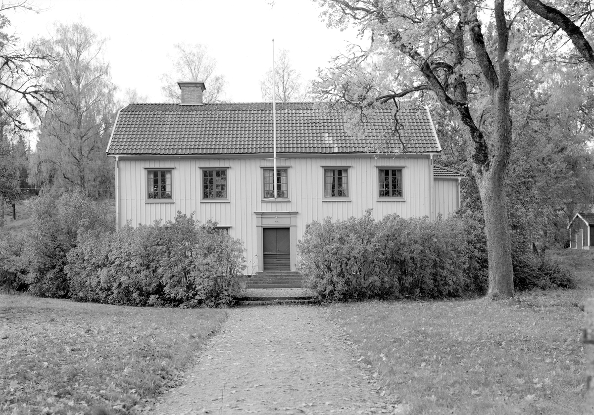 Kyrkskolan i Sund uppfördes 1842, samma år som obligatorisk skolgång lagstadgades i Sverige. Huset kom förutom två lärosalar att inrymma slöjd- och gymnastiksal, sockenbibliotek och bostad för tjänstgörande lärare.