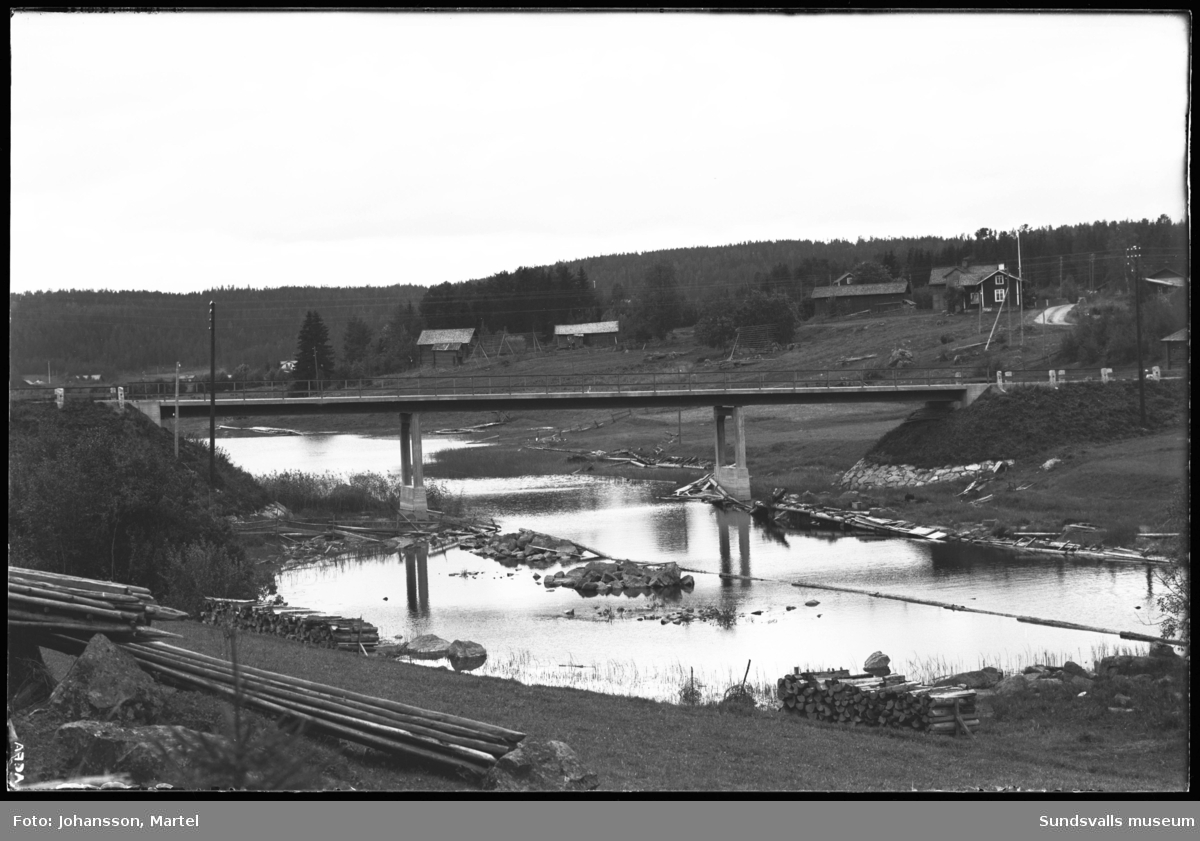 Två bilder av nya bron över sjön Vikarns utlopp i Sörfors. Mitt på bron ses en hästskjuts passera. I bildens högerkant skymtar Muhrs gård vid nuvarande (2023) Muhrs väg.