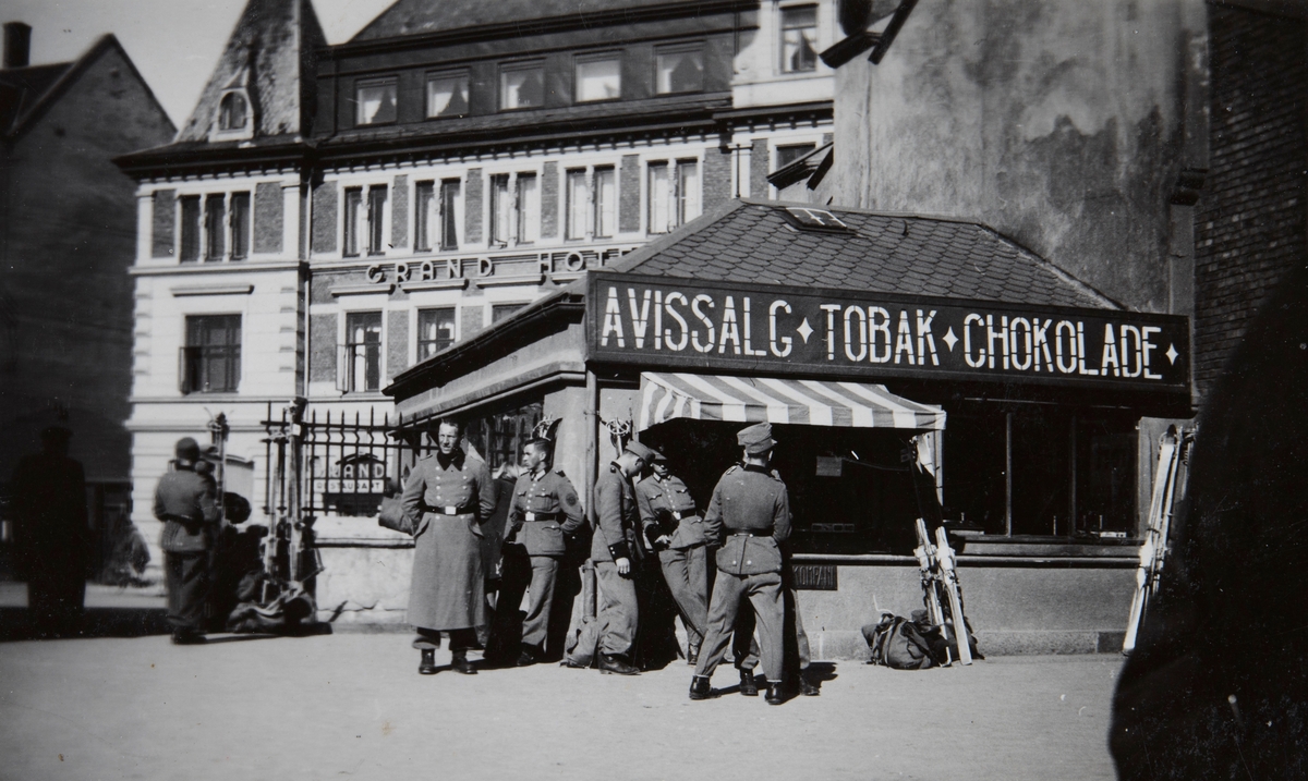 Hamar stasjon, andre verdenskrig, tyske soldater foran Narvesen kiosken,