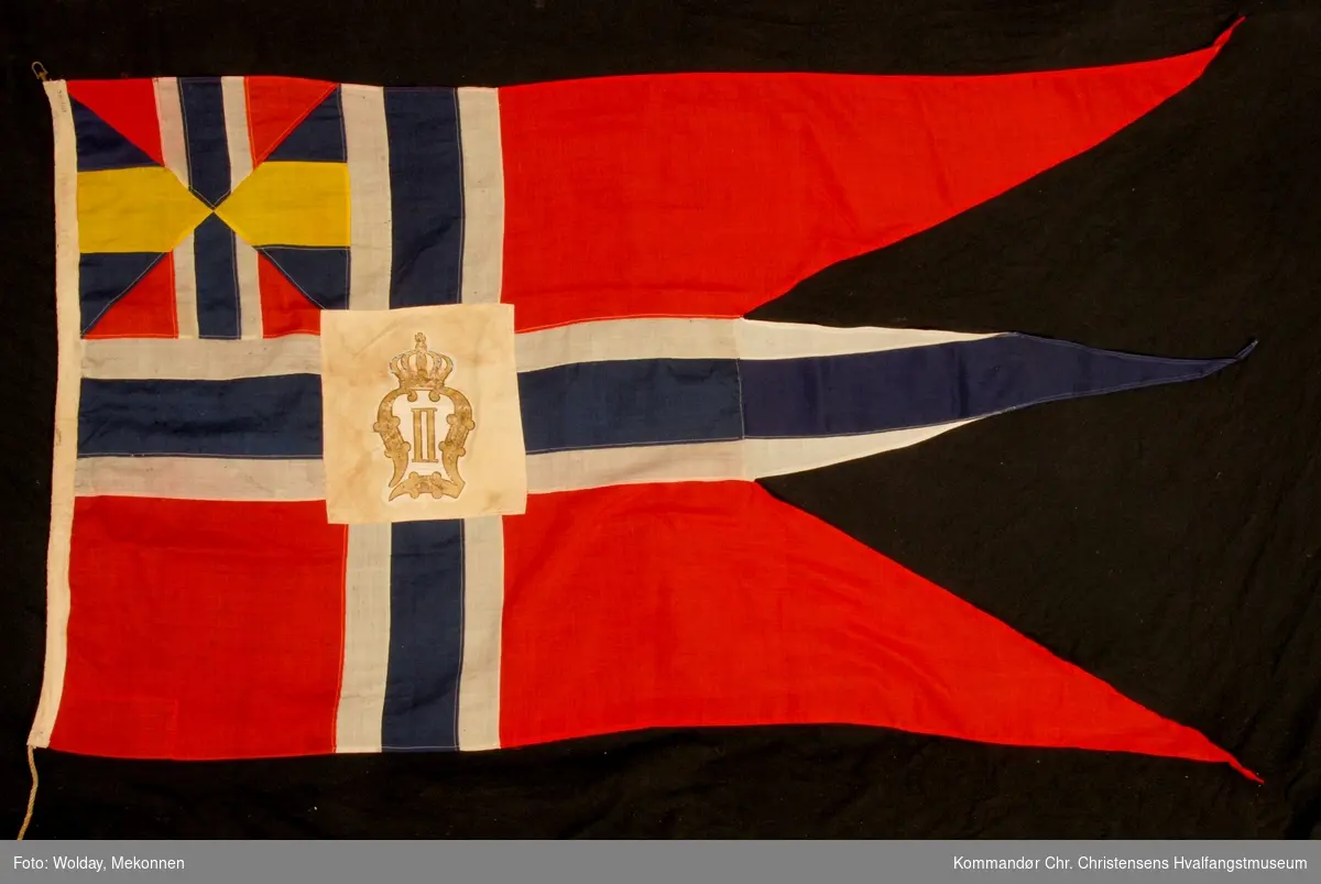 Splittflagg med norsk unionsmerke og Oscar II`s våpen.