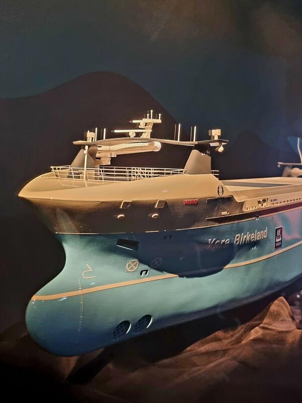Bilde av modellskip av Yara Birkeland. Fremste halv del vises, skipet er hvit og blått.