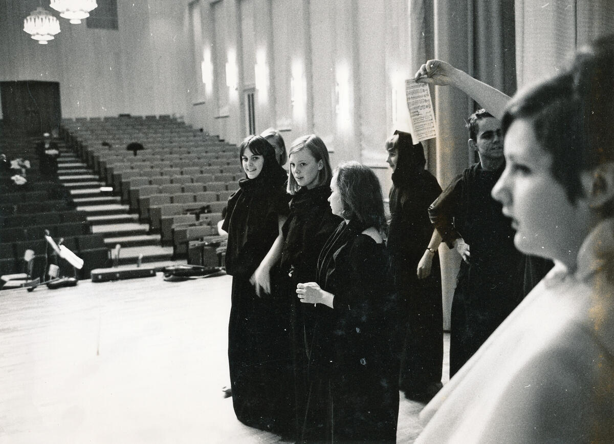 Första gången en opera gavs i Nacka var förmodligen när operan "Orfeus" sattes upp i Nacka Aula år 1965, närmaste bestämt torsdag 29:e april 1965. Entreávgiften var 5 kr och 3 kr för skolungdom. På bilden syns i förgrunden Ulla Henriksson (Eros). Foto 1965.