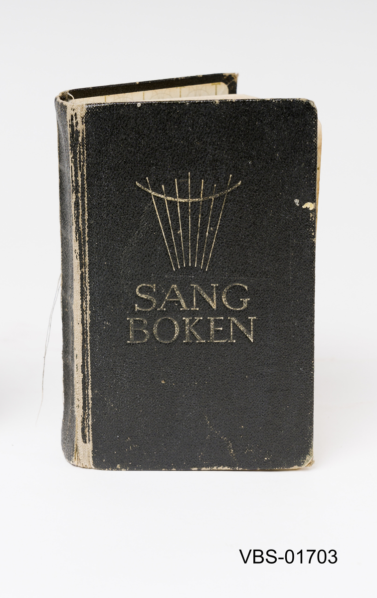 Ved navnet på boken som er trykket på forsiden SANG BOKEN, er det også trykket et motiv (et musikk/sang-tegn) I permene er det dekorert med små gull-kors.