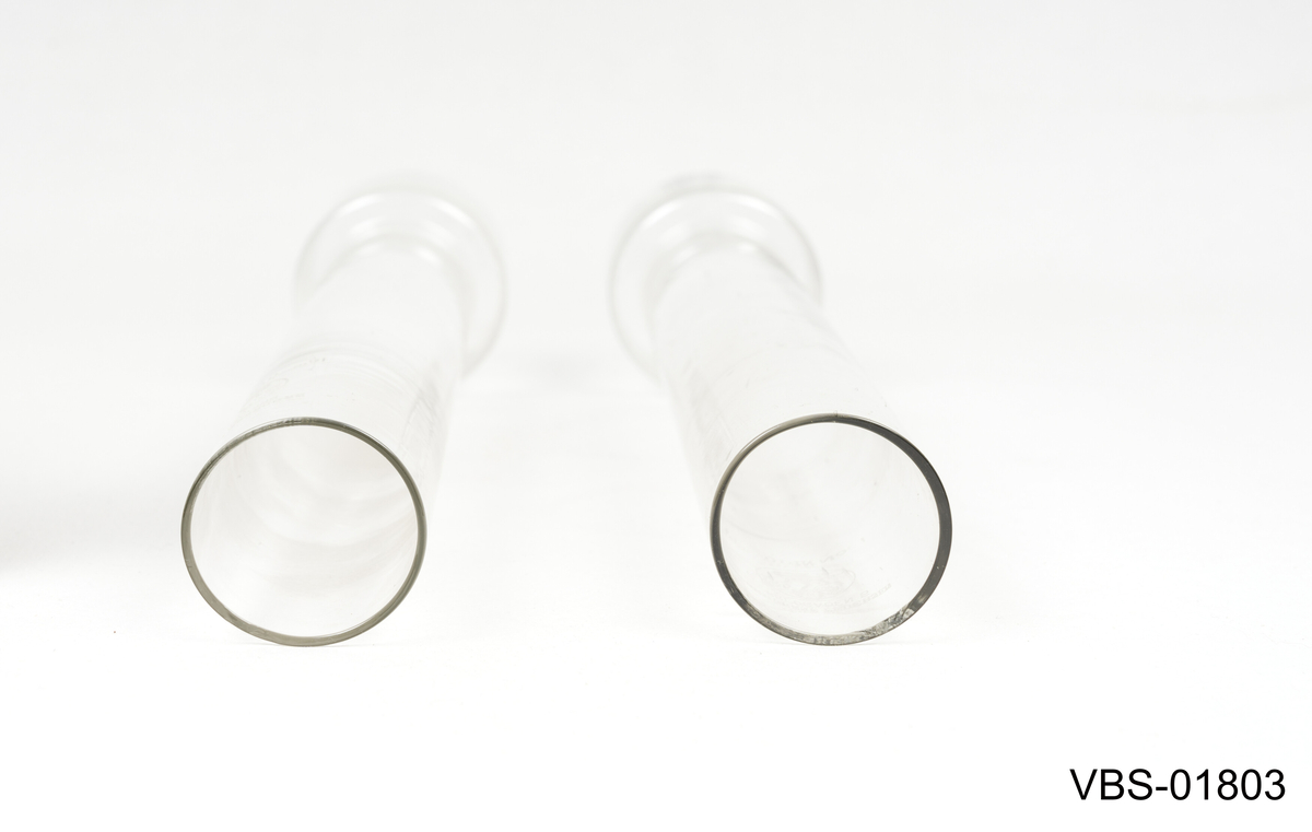 Sett av to glassrør som glasskupler for parafinlampe eller oljelampe.
