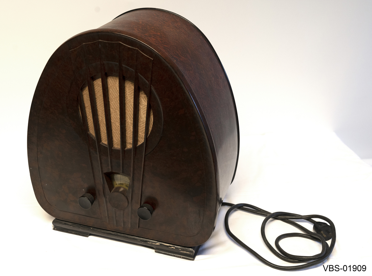 Elektrisk radio, oval i form, bredere nederst.
Radio PHILIPS Super Inductance 834. produsert i 1933.
