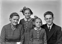 Oliva Olsen med døtre og sønnen Odd
