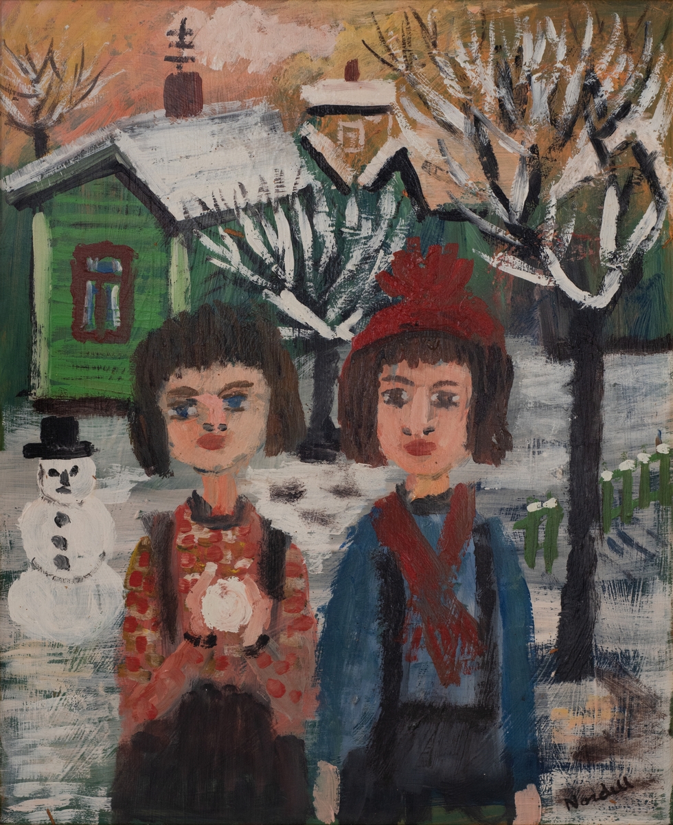 Vintermotiv med två flickor i en trädgård med en snögubbe i bakgrunden till vänster