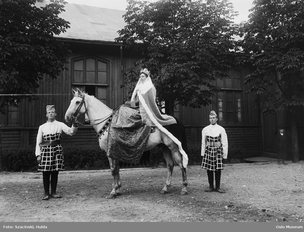 Akershusfestlighetene, kvinne, "Dronningen" til hest, menn, kostymer