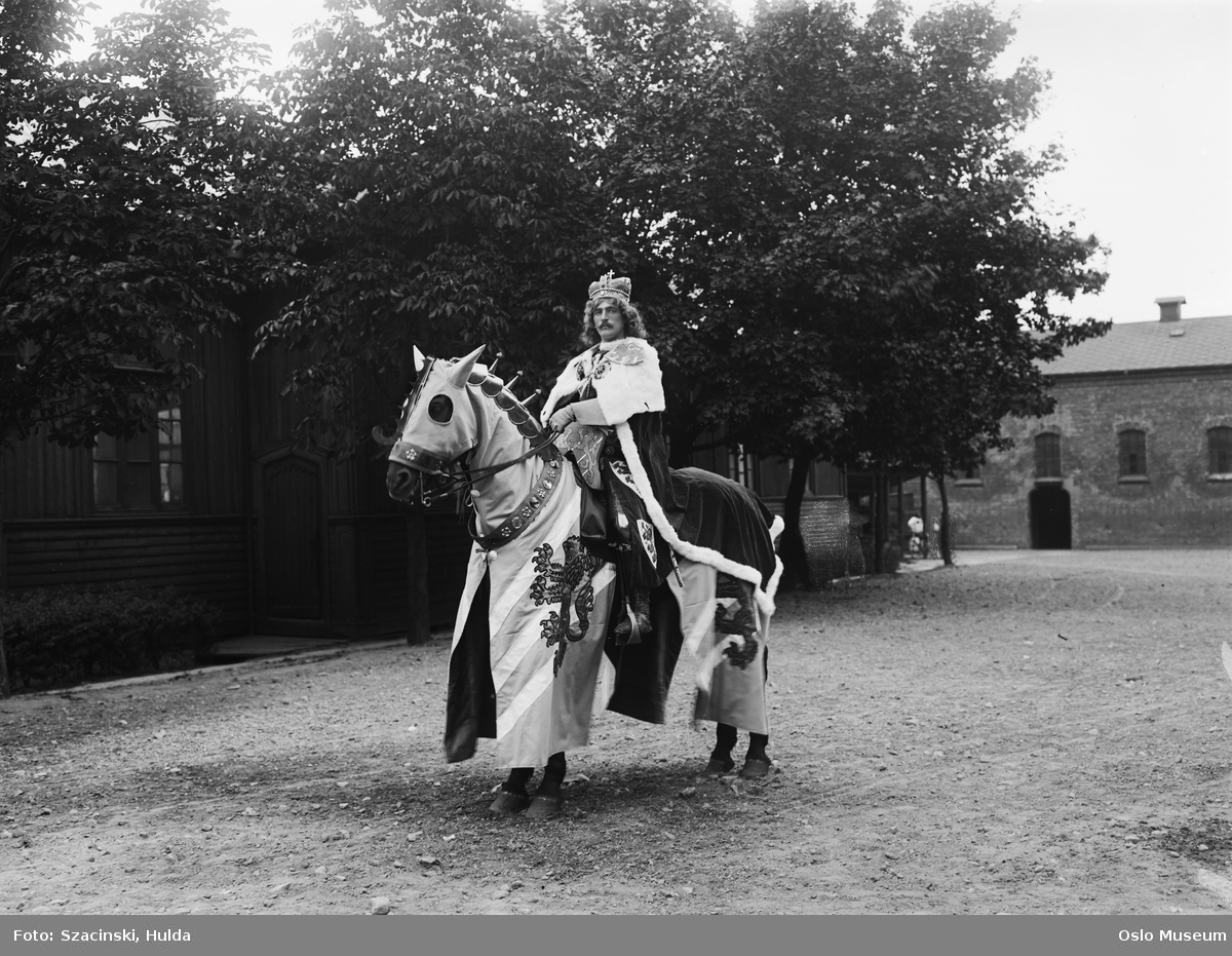Akershusfestlighetene, hest, mann, rytter, "Prins Erik" til hest, kostyme