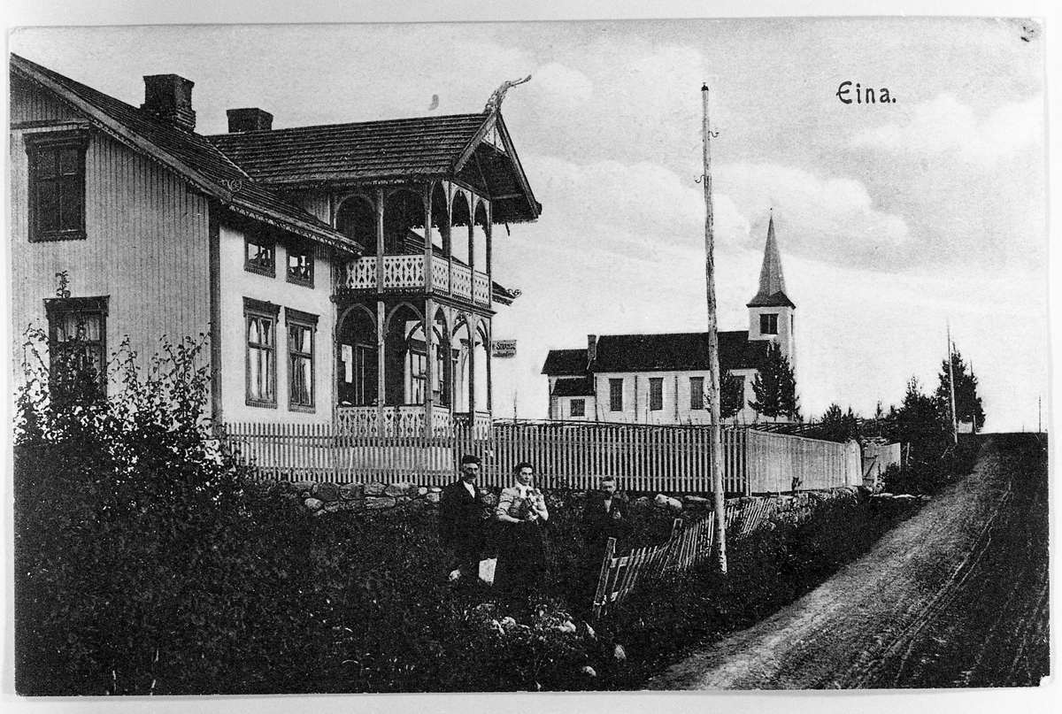 Postkort fra Eina, Vestre Toten, med kirka i bakgrunnen. Postkortet er stemplet jula 1914.