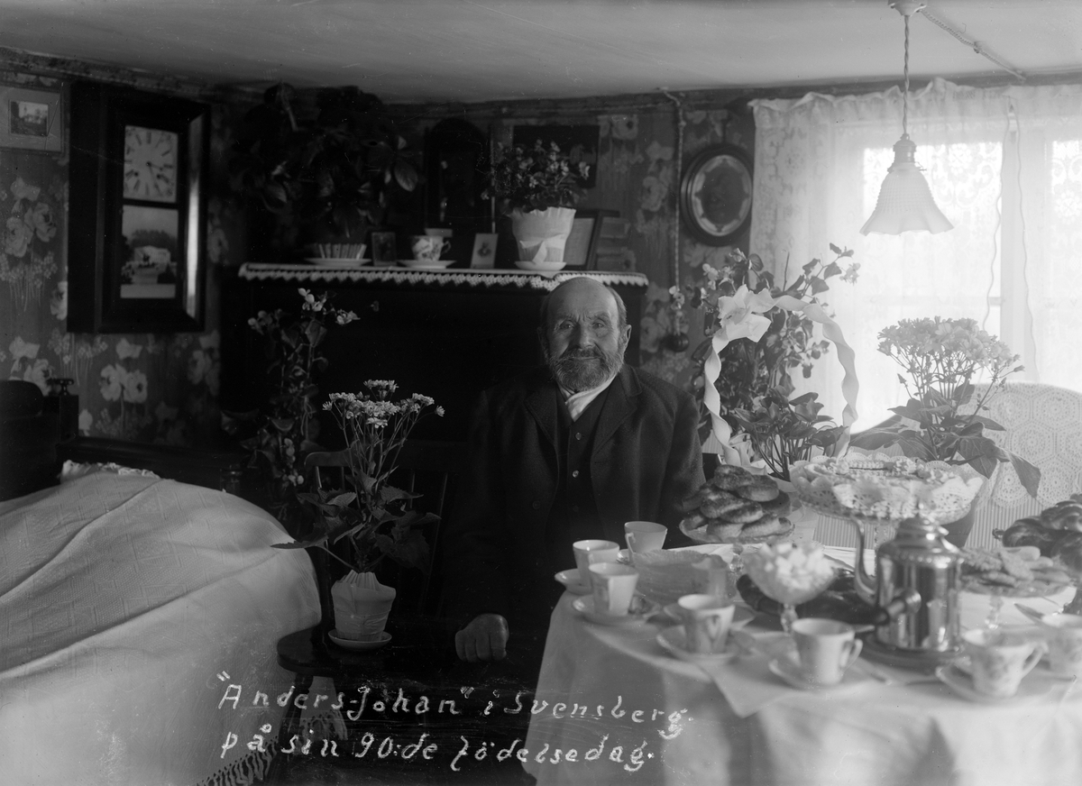 Anders Johan Andersson tar emot vid sin 90:e födelsedag 1926. Bordet är dukat med finporslin och själv sitter han uppklädd med välansatt skägg. Likt generationens människor ur de breda lagren har han ett strävsamt liv bakom sig. Född i en tid då Carl XIV Johan ännu regerade landet hade han genom ett hårt drängliv blivit torpare i Hornstäve och vid ålderns höst lyckats friköpa stugan. Då levde ännu hustrun, men nu är han ensam och utan de barn och barnbarn som äktenskapet aldrig gav. Men varken allena eller bortglömd, om vilket blomstergåvorna och den väl tilltagna bjudningen vittnar.