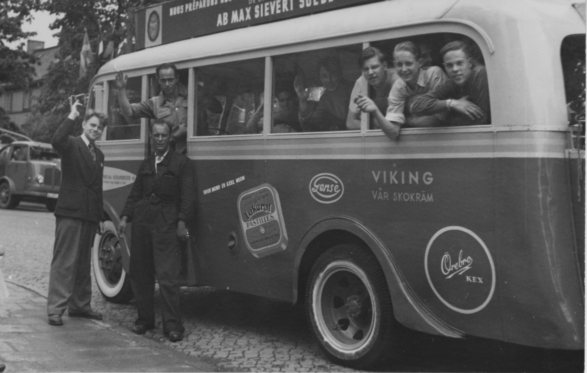 Måndag 19:e juni 1950, målarelever med egen buss på Vikingatåg genom Europa. Stockholmstidningen.