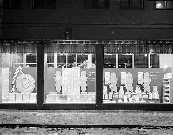 Exteriör av Ekelöf o Svensson.
1872 etablerade fröknarna Hilda Ekelöf och Carolina Svensson en detaljaffär  i manufaktur. Vacklande hälsa gjorde att firman 1897 överläts till Wilh. Welin som skapade nya avdelningar, till exempel flaggtillverkningen (1900) och en syatelje för klänningar (1905) samt en modeaffär (1914) där bland annat Josefin Baker gick modell. Sommaren 1999 lades verksamheten ned på grund av olönsamhet. 
Källa: Nyblom-Svanqvist, Näringsliv i Värmland, 1945 och Värmlands Folkblad.