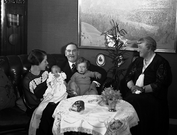 Två kvinnor, en man samt två barn vid bord.
