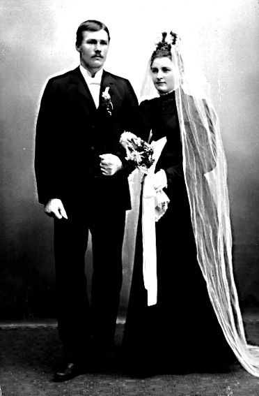 Man och kvinna i brudklädsel.
Fotografens ant:J. V. Johansson, V. Haga 8.