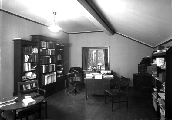 Interiör från Karlstads förra bibliotek, tidigare överläkare- och rektorsbostad, på adressen Kungsgatan 1. Bilden tagen något år in på 1930-talet.