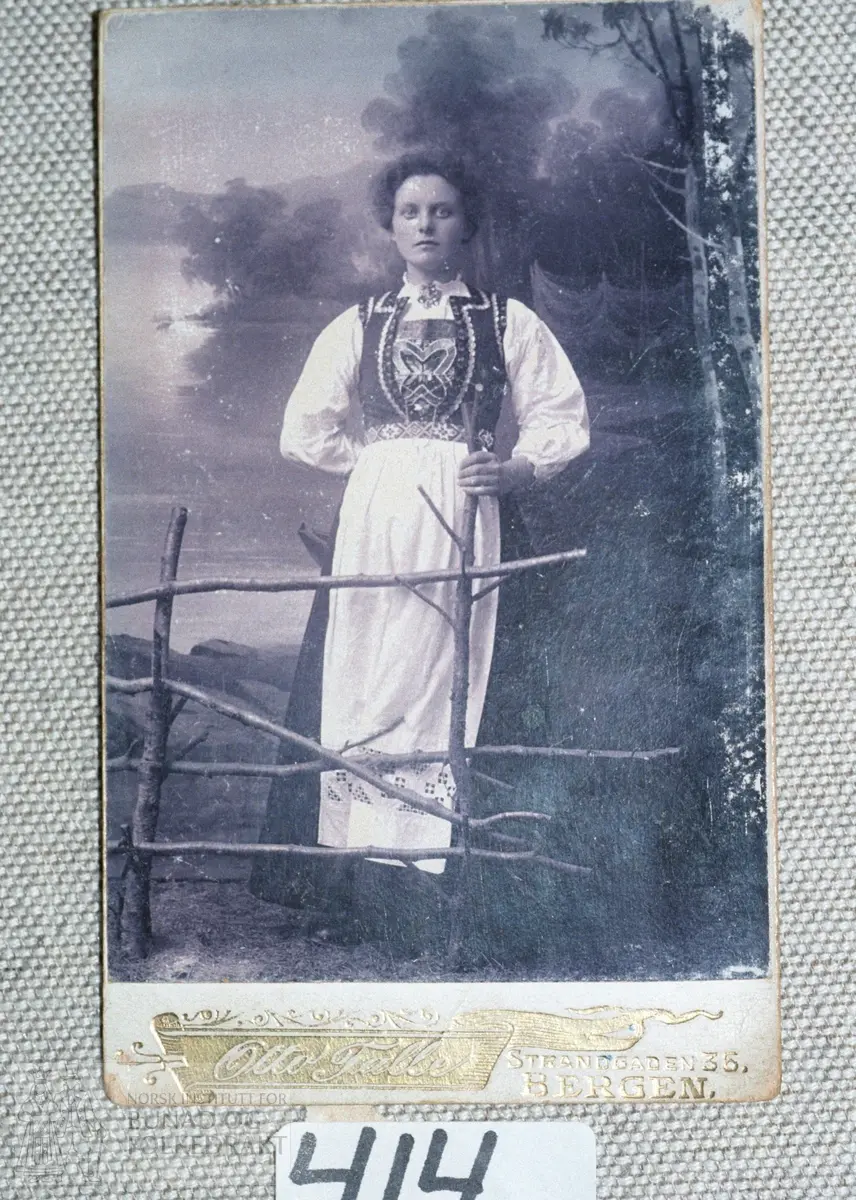 Foto av Agathe Hjelland, f. 1885, Tysnes, i nasjonaldrakt.