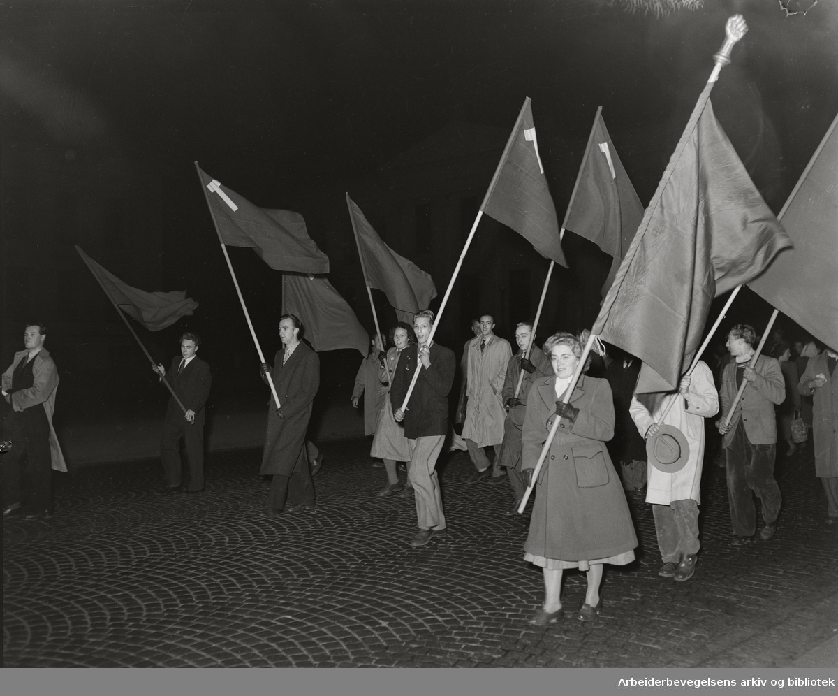 Stortingsvalget 1949. Medlemmer av AUF marsjerer i Oslos gater på Valgnatta