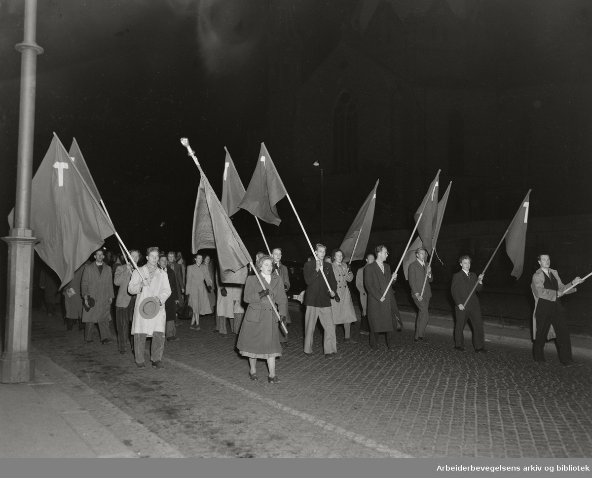 Stortingsvalget 1949. Medlemmer av AUF marsjerer i Oslos gater på Valgnatta