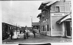 Postkort - Raufoss stasjon sett fra nord året 1920.