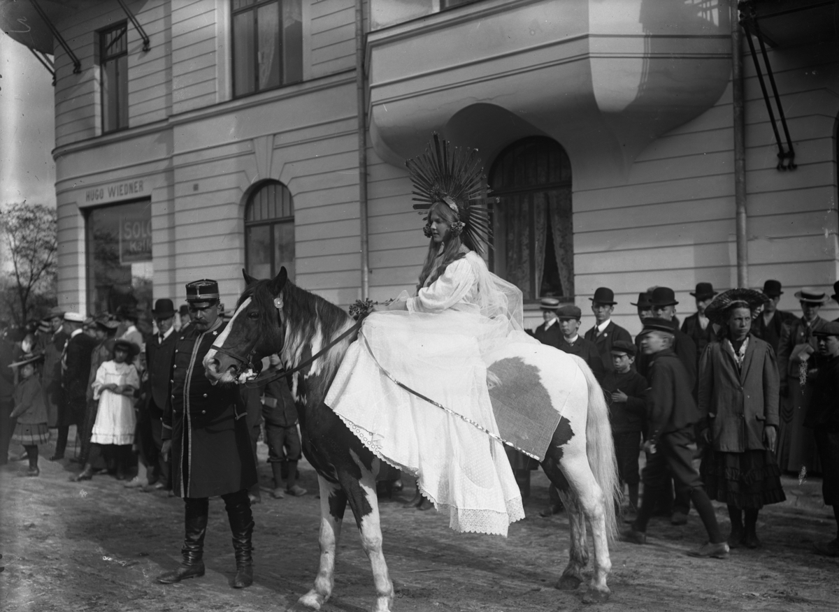 Ryttarinna ur 1923 års Barnens dags-tåg. Bilden tagen på Södra Klaragatan.