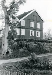 Gammelt hus ved ferjeleiet på Munkestø i Øyestad Aust-Agder