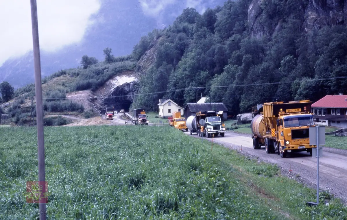 Flytting av oljegrusverket til Nesflaten grustak i forbindelse med produksjon av oljegrus til Suldalsvegen  1978.