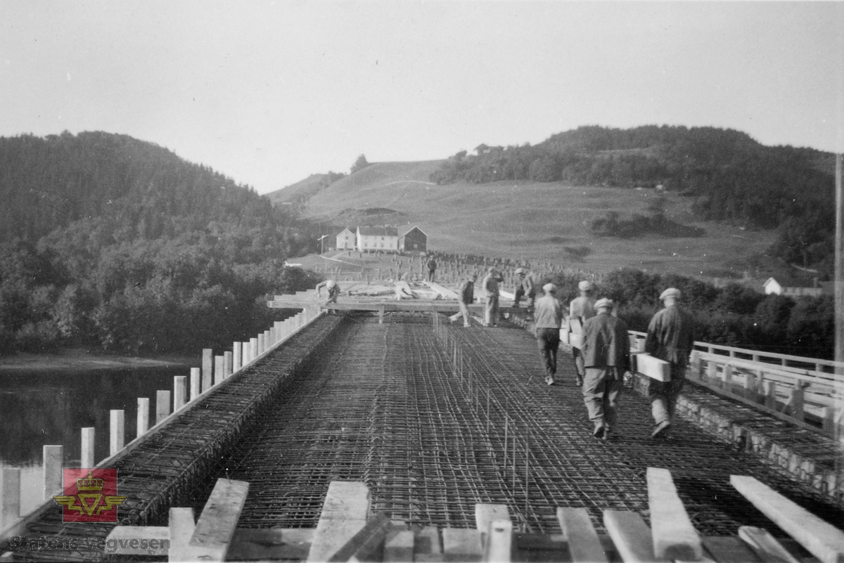 Udduvollbrua ved Øysand, mellom Melhus og Trondheim  4. september 1936.  
Bygging av ny bru i 1936. Platestøping. Gården og kornstaur i bakgrunnen.
I databasen Brutus er den registrert som 16-1443 Udduvollbrua.