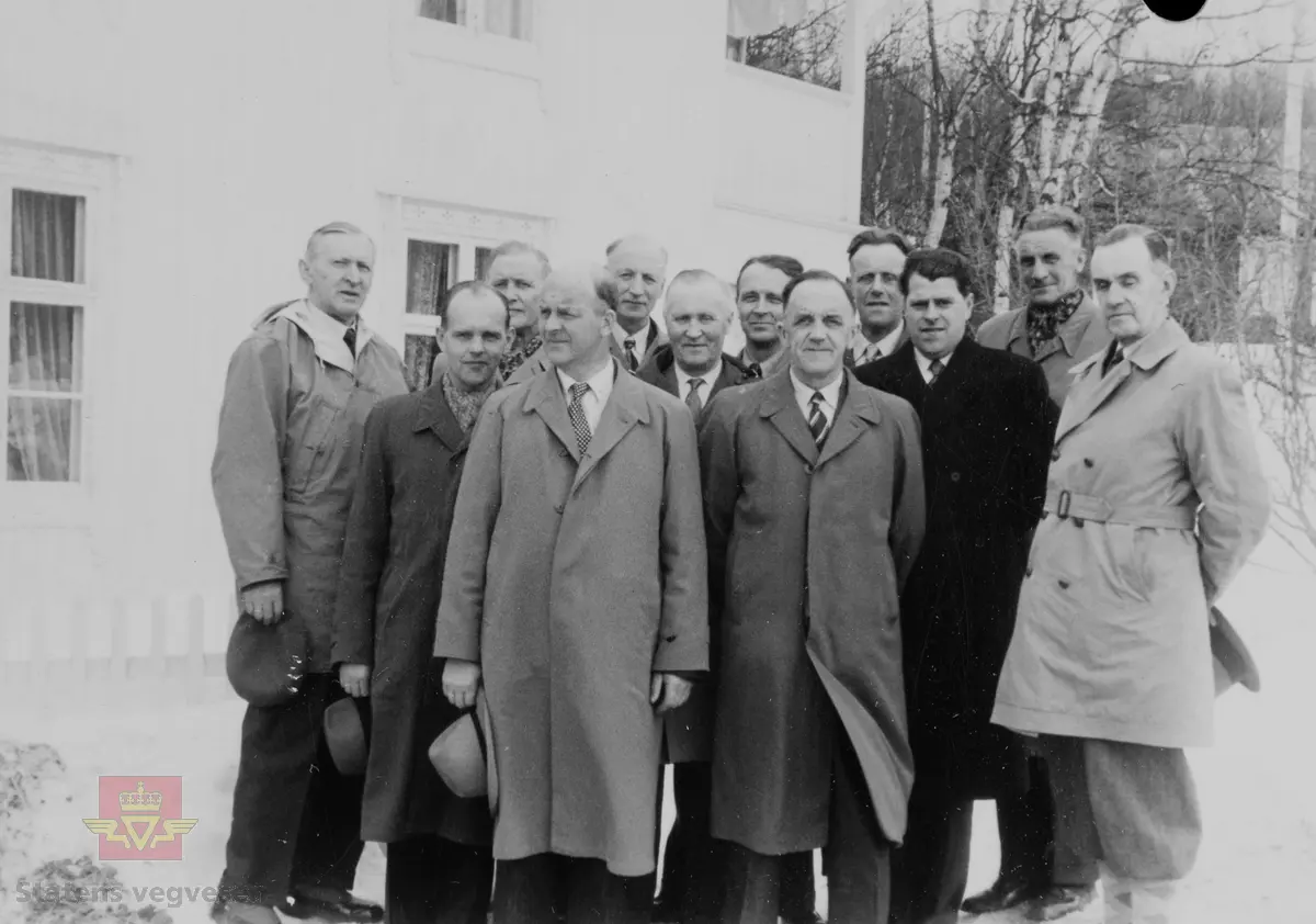 Vegnemnda 1957.
12 menn i gruppe foran bygning. Ytterst til venstre: vegsjef Johs. Eggen. Ytterst til høyre: overingeniør Oskar Bull-Hansen.