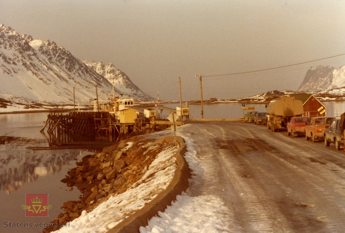 Bildet viser Lyngvær fergekai i Lofoten, med "Lofotferje V" ved kai, i rute til Smorten på Vestvågøy.
Denne fergen ble innkjøpt til Lofoten Trafikklag fra MRF i mai 1977. Med tanke på at en ikke skimter bygging av Gimsøystraumen bro i bakgrunnen, antas bildet å være datert mellom 1977 og 1979. 
(Opplysninger fra Kristian Horsevik)