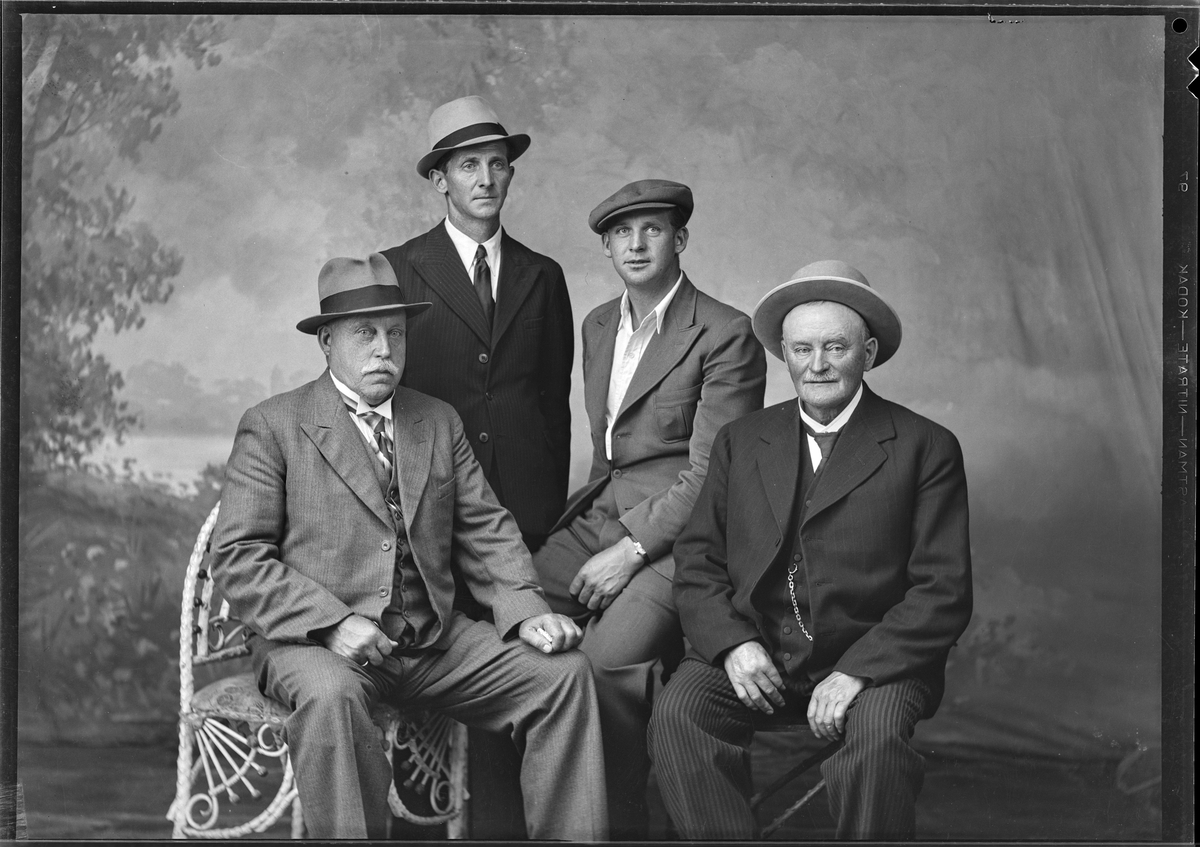 Fire menn oppstilt med dress og hatt 