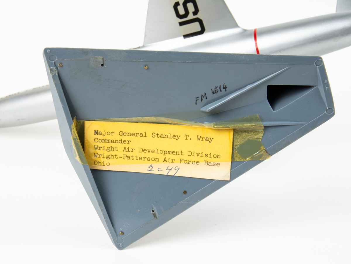 Flygplansmodell på fot. U.S. Air forse. På foten en plakett med texten. "General Rapp Our Supersonic Mach 2.1 Friend. Flight Accomplished 22 Marsch 1960. Stanley T. Wray Maj. Gen., U S A F"