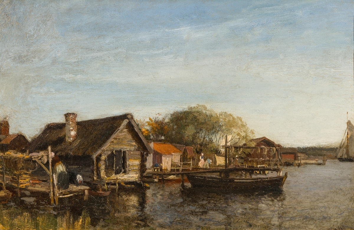 Till vänster i förgrunden på stranden ett hus med en brygga med två personer; till höger smärre hus och några båtar, längst ut en segelbåt